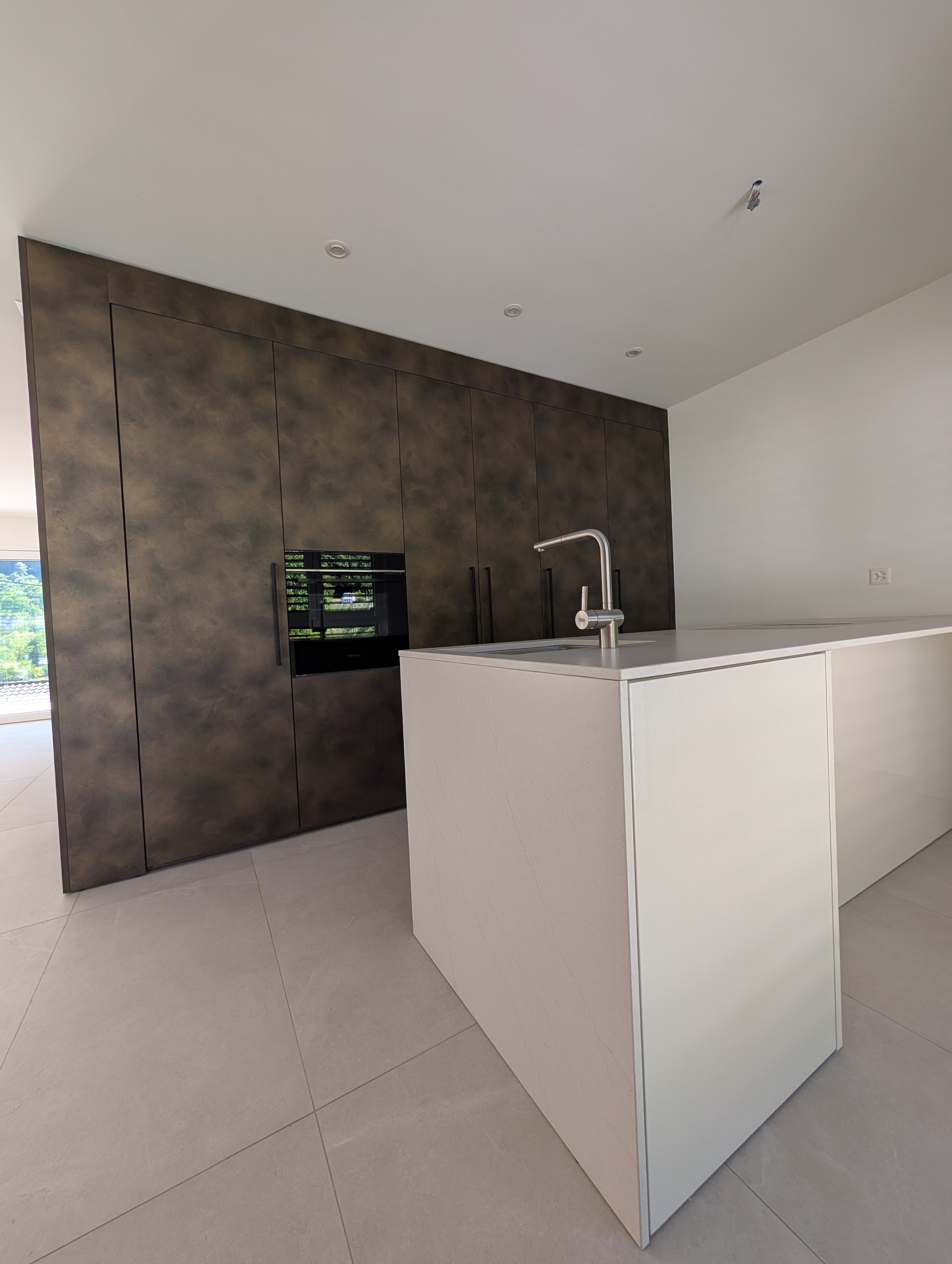 Cucina — parete bronzo e isola