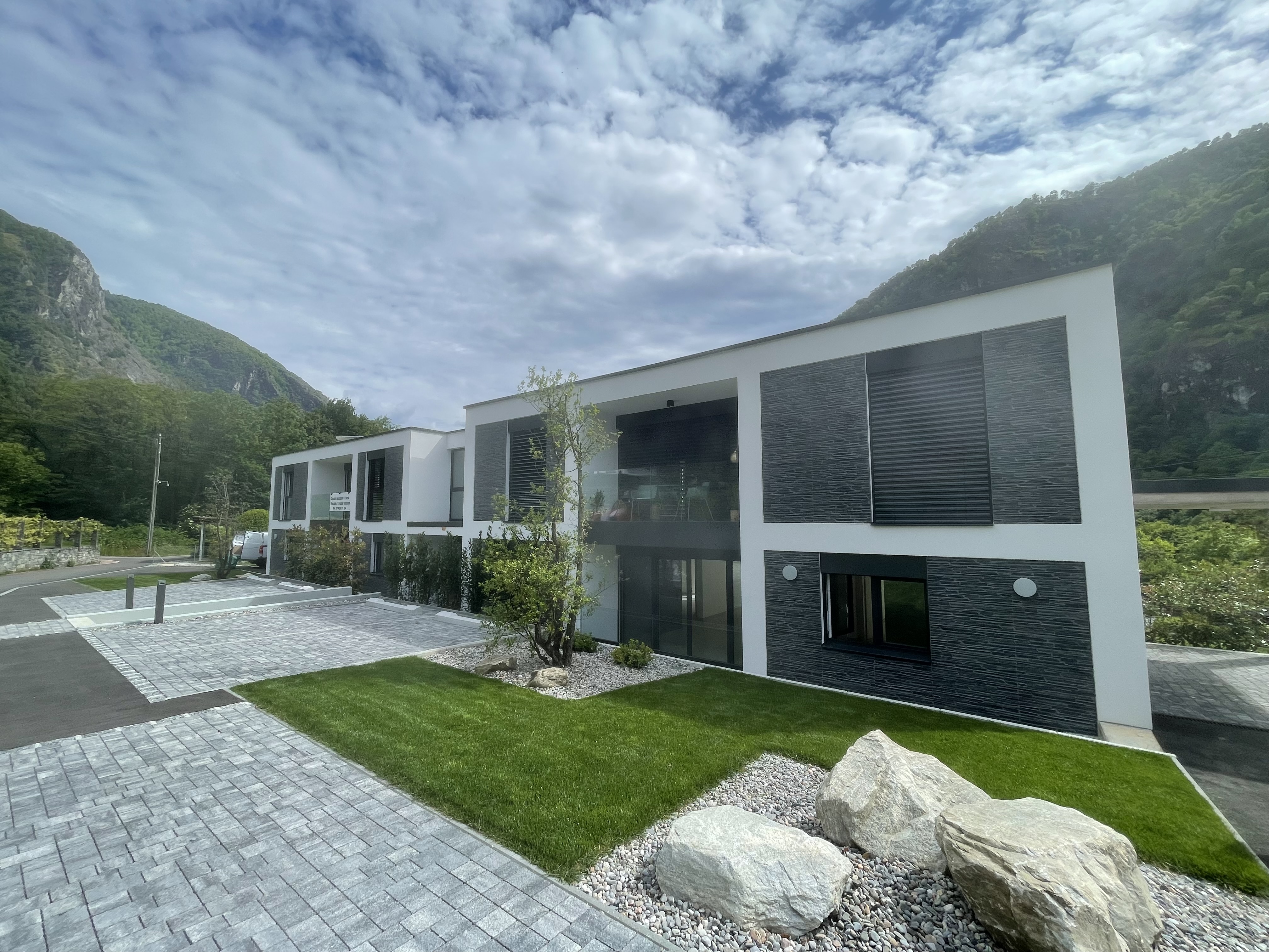 Facciata frontale — estate