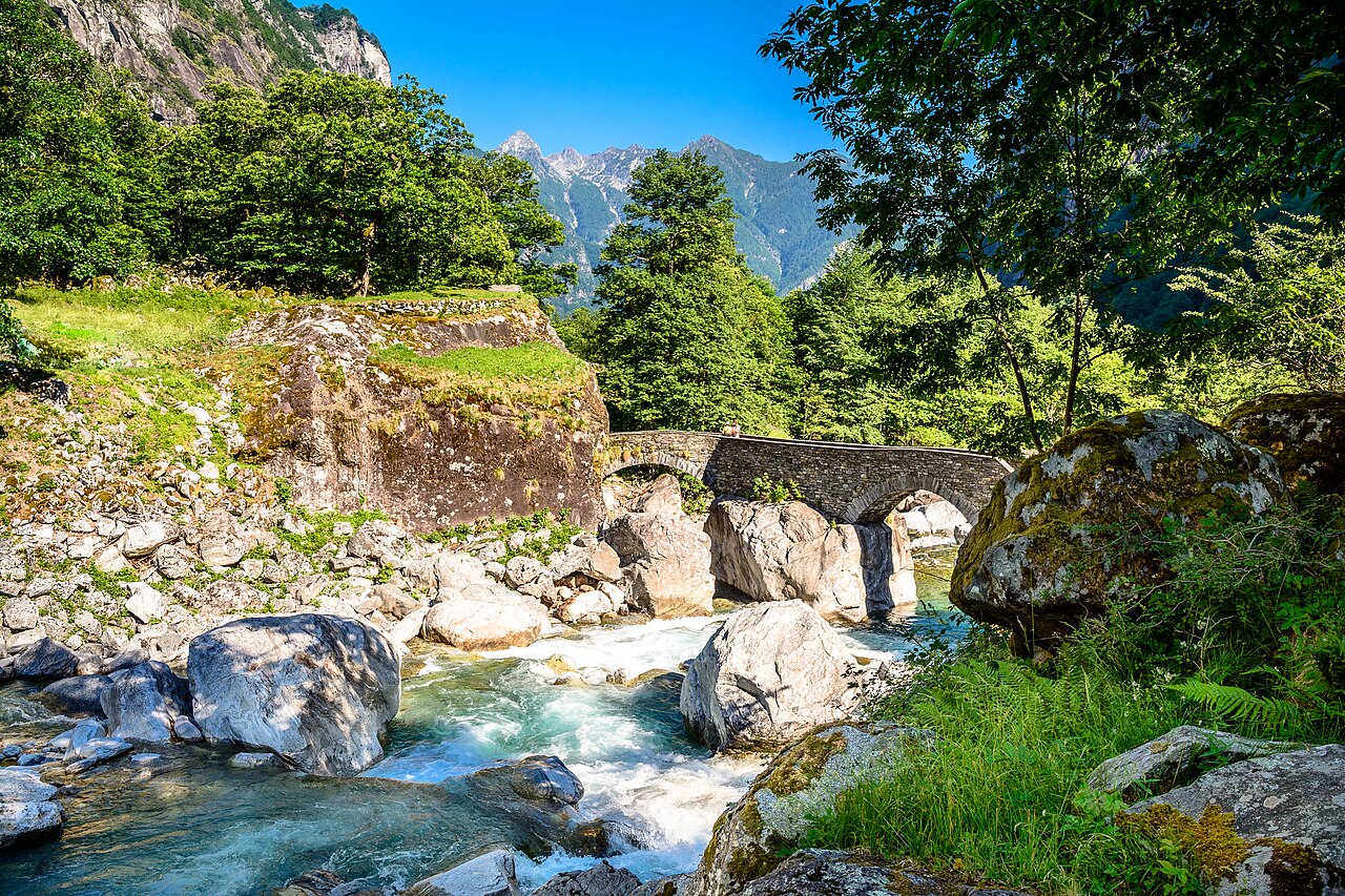 Ponte in pietra sul fiume Maggia, Valle Maggia